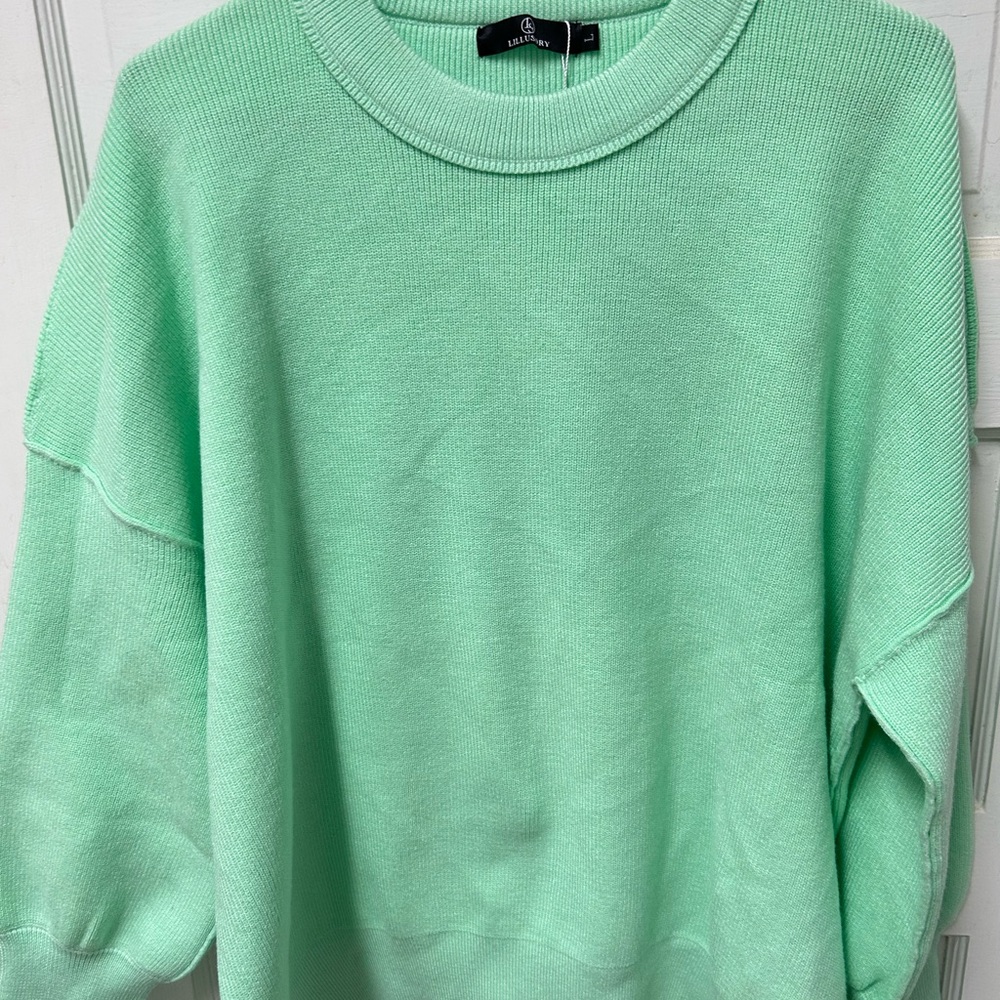 Mint Green Crewneck Sweater with Ribbed Neckline and Relaxed Fit